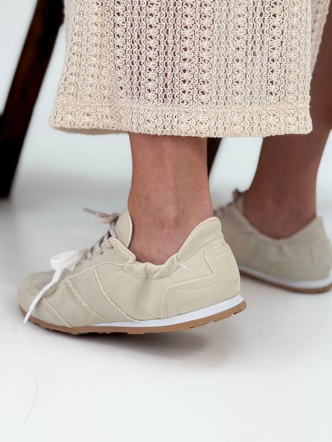 Capri - Tênis em Suede Off White com Recortes e Solado em Borracha Capri - Tênis em Suede Off White com Recortes e Solado em Borracha