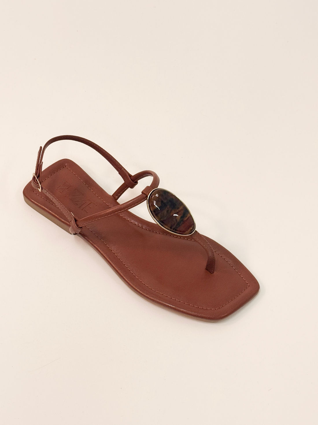 Suelen - Sandália Rasteira cor Caramelo com Pedra Oval Bico Quadrado e Tira no Tornozelo Suelen - Sandália Rasteira cor Caramelo com Pedra Oval Bico Quadrado e Tira no Tornozelo