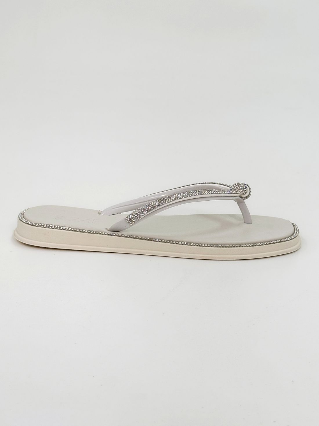 Martina - Chinelo Papete Off White com Detalhe Trançado e Aplicações Martina - Chinelo Papete Off White com Detalhe Trançado e Aplicações