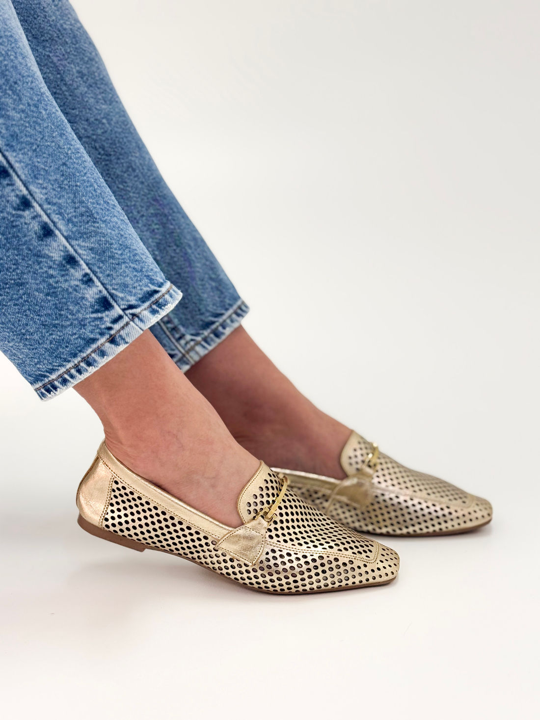 Diani - Mocassim em Couro Ouro Textura Vazada e Fivela Metálica Dourada Diani - Mocassim em Couro Ouro Textura Vazada e Fivela Metálica Dourada