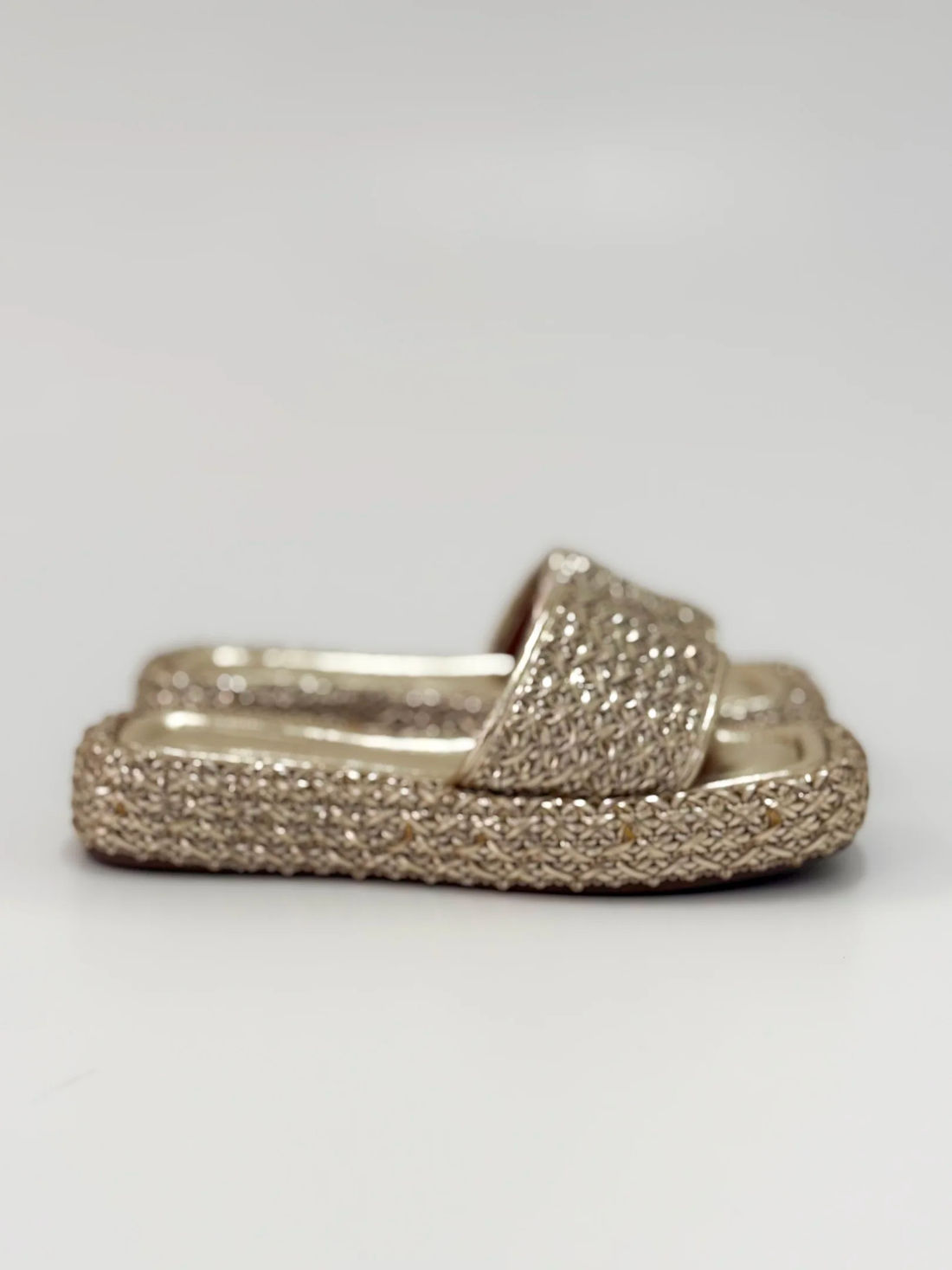 Brenda – Tamanco Flat em Dourado com Detalhes Texturizados Brenda – Tamanco Flat em Dourado com Detalhes Texturizados