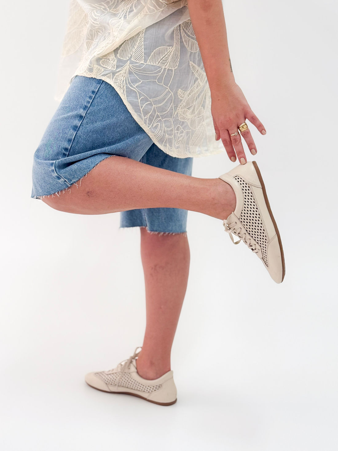 Zê - Tênis Feminino em Couro Off White com Textura Vazada Zê - Tênis Feminino em Couro Off White com Textura Vazada