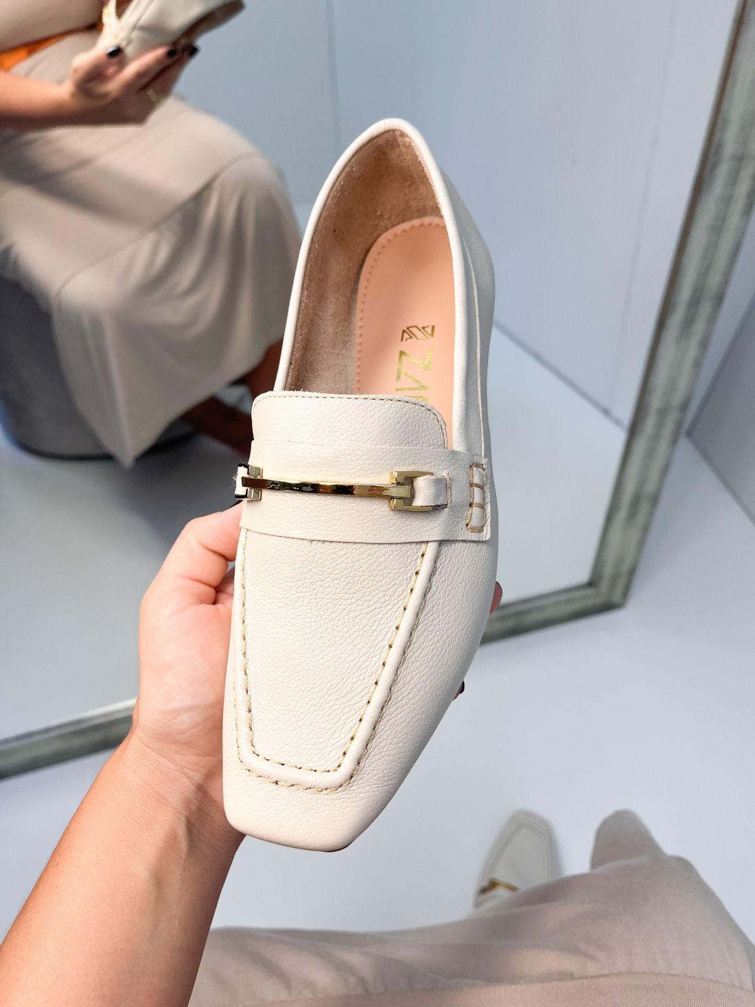 Bela - Mocassim Bico Quadrado em Couro Off White com Detalhe Dourado Bela - Mocassim Bico Quadrado em Couro Off White com Detalhe Dourado