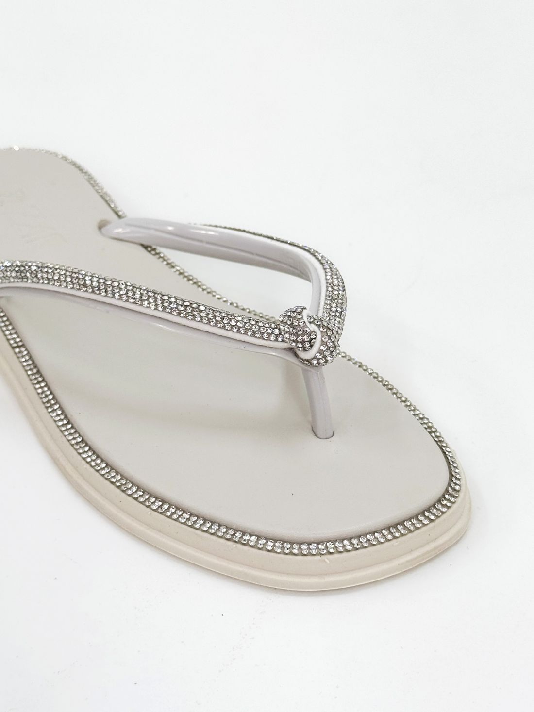 Martina - Chinelo Papete Off White com Detalhe Trançado e Aplicações Martina - Chinelo Papete Off White com Detalhe Trançado e Aplicações
