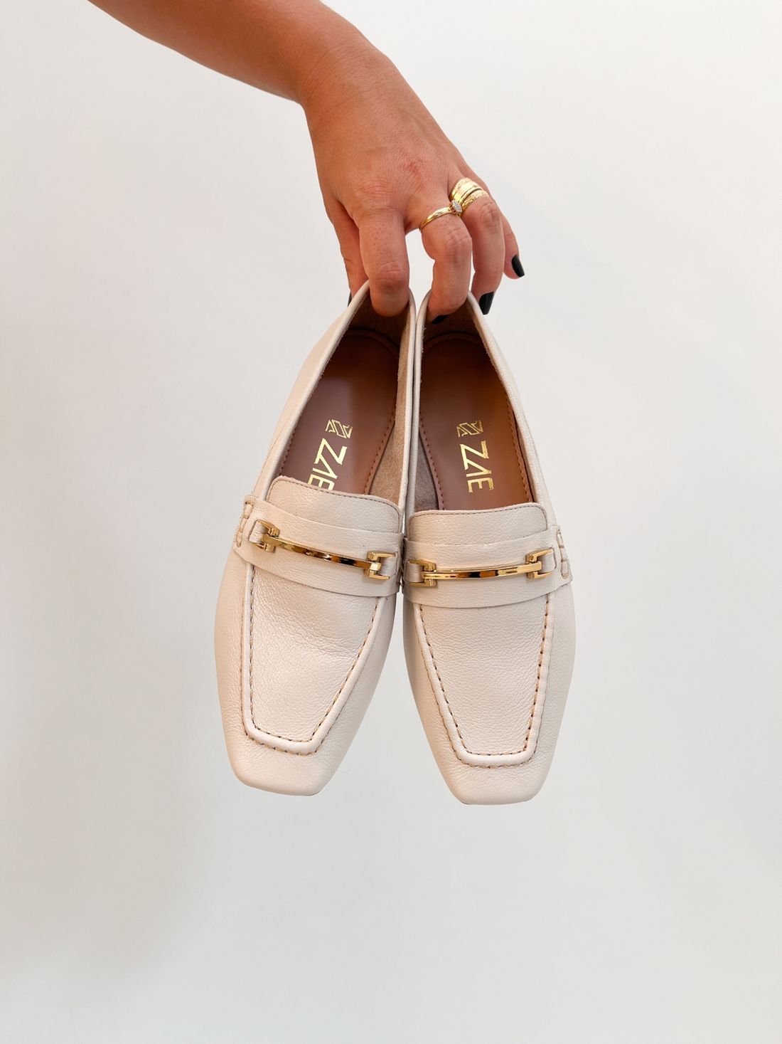 Bela - Mocassim Bico Quadrado em Couro Off White com Detalhe Dourado Bela - Mocassim Bico Quadrado em Couro Off White com Detalhe Dourado