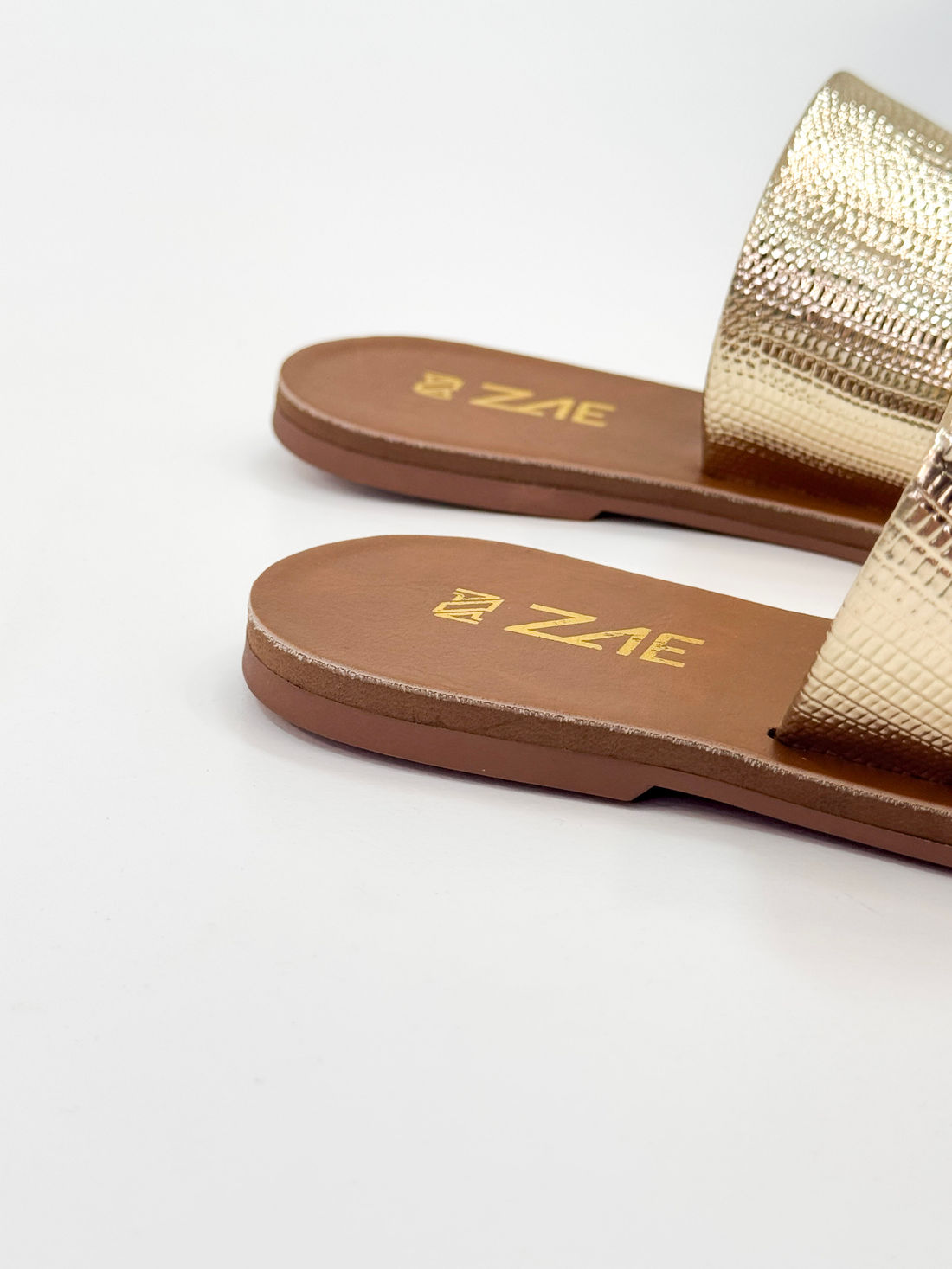 Riti – Chinelo Rasteira Ouro Light com Tira Metalizada e Detalhes Dourados Riti – Chinelo Rasteira Ouro Light com Tira Metalizada e Detalhes Dourados