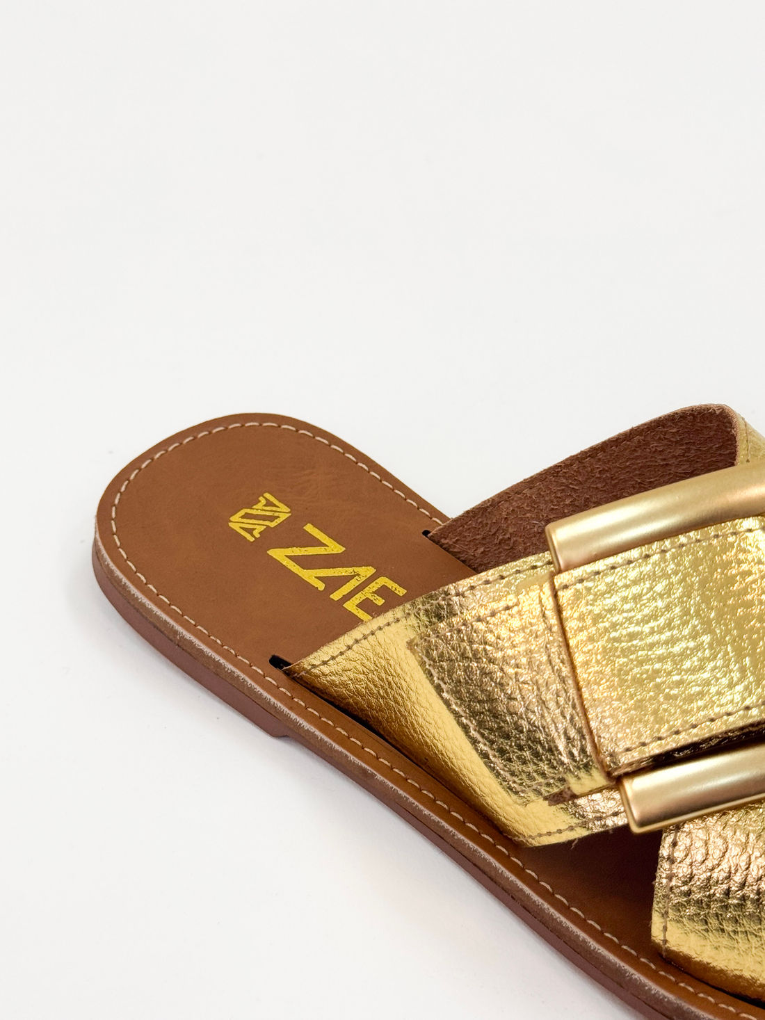 Joanice — Chinelo Rasteira Ouro com Fivela Dourada Joanice — Chinelo Rasteira Ouro com Fivela Dourada