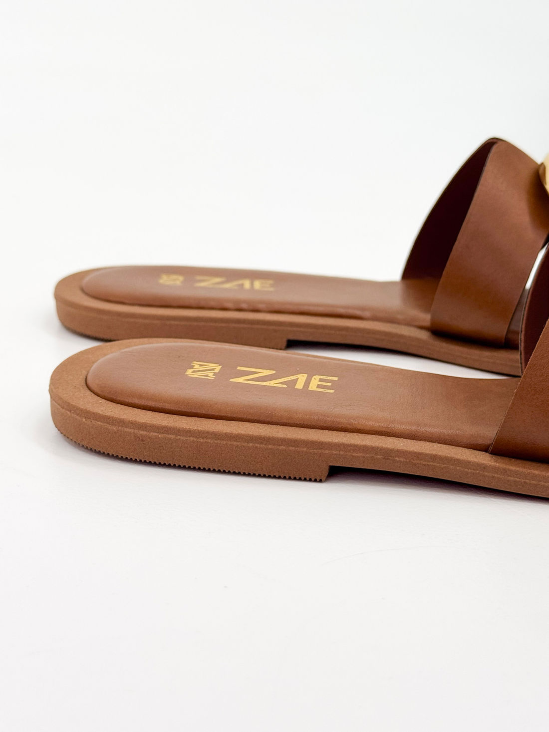Clau — Chinelo Rasteira Canela com Detalhe Ouro Clau — Chinelo Rasteira Canela com Detalhe Ouro