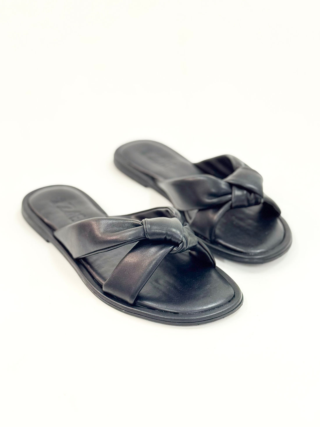 Sofi – Chinelo Rasteira Preta com Tiras Acolchoadas Sofi – Chinelo Rasteira Preta com Tiras Acolchoadas