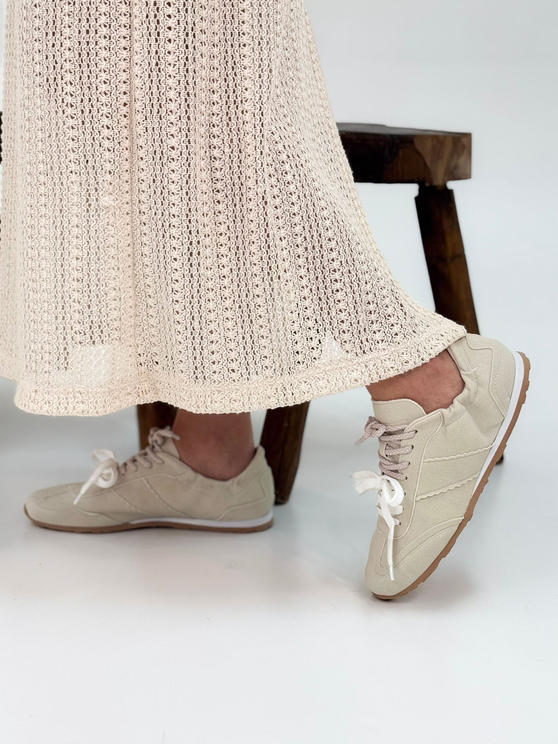 Capri - Tênis em Suede Off White com Recortes e Solado em Borracha Capri - Tênis em Suede Off White com Recortes e Solado em Borracha