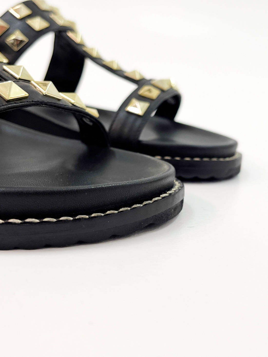 Roberta - Flat em Couro Preto com Spikes Dourados e Fivela Ajustável Roberta - Flat em Couro Preto com Spikes Dourados e Fivela Ajustável