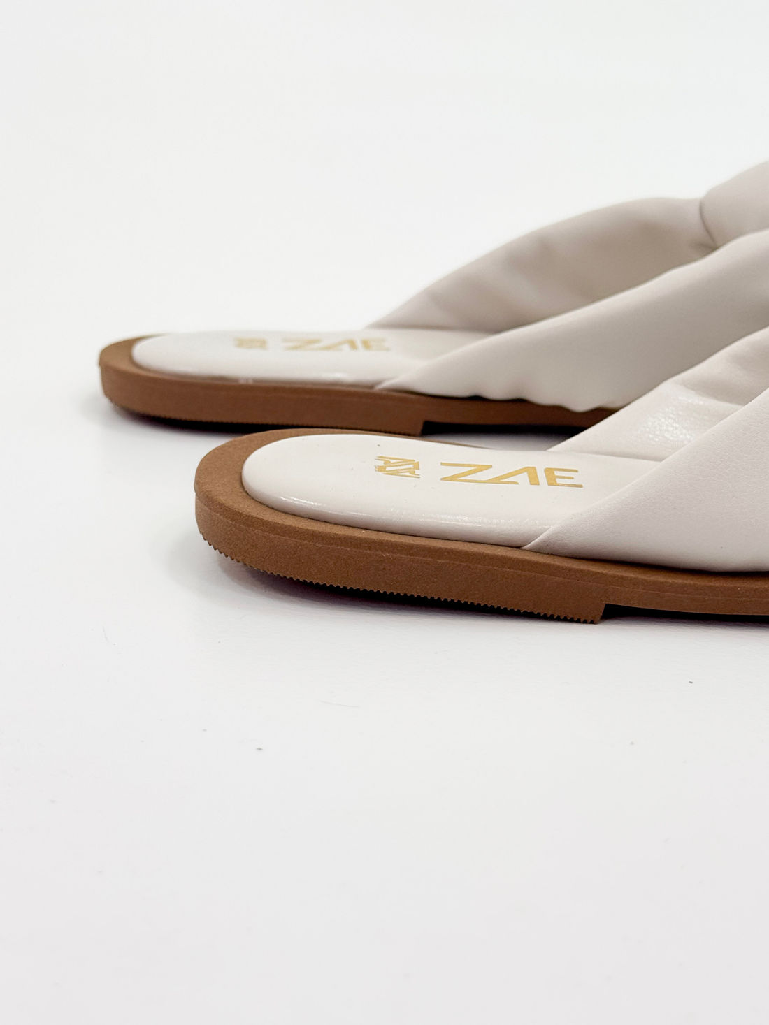 Lourdes — Chinelo Rasteira Off White com Tira Trançada Lourdes — Chinelo Rasteira Off White com Tira Trançada