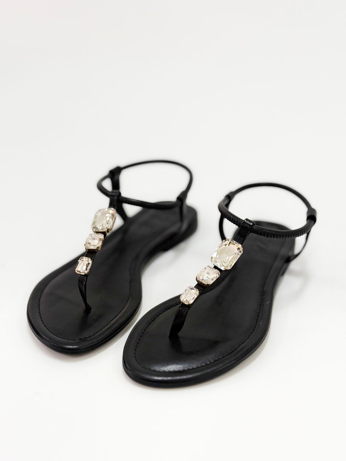 Vane - Sandália Rasteira cor Preto Tiras Finas e Pedrarias Vane - Sandália Rasteira cor Preto Tiras Finas e Pedrarias