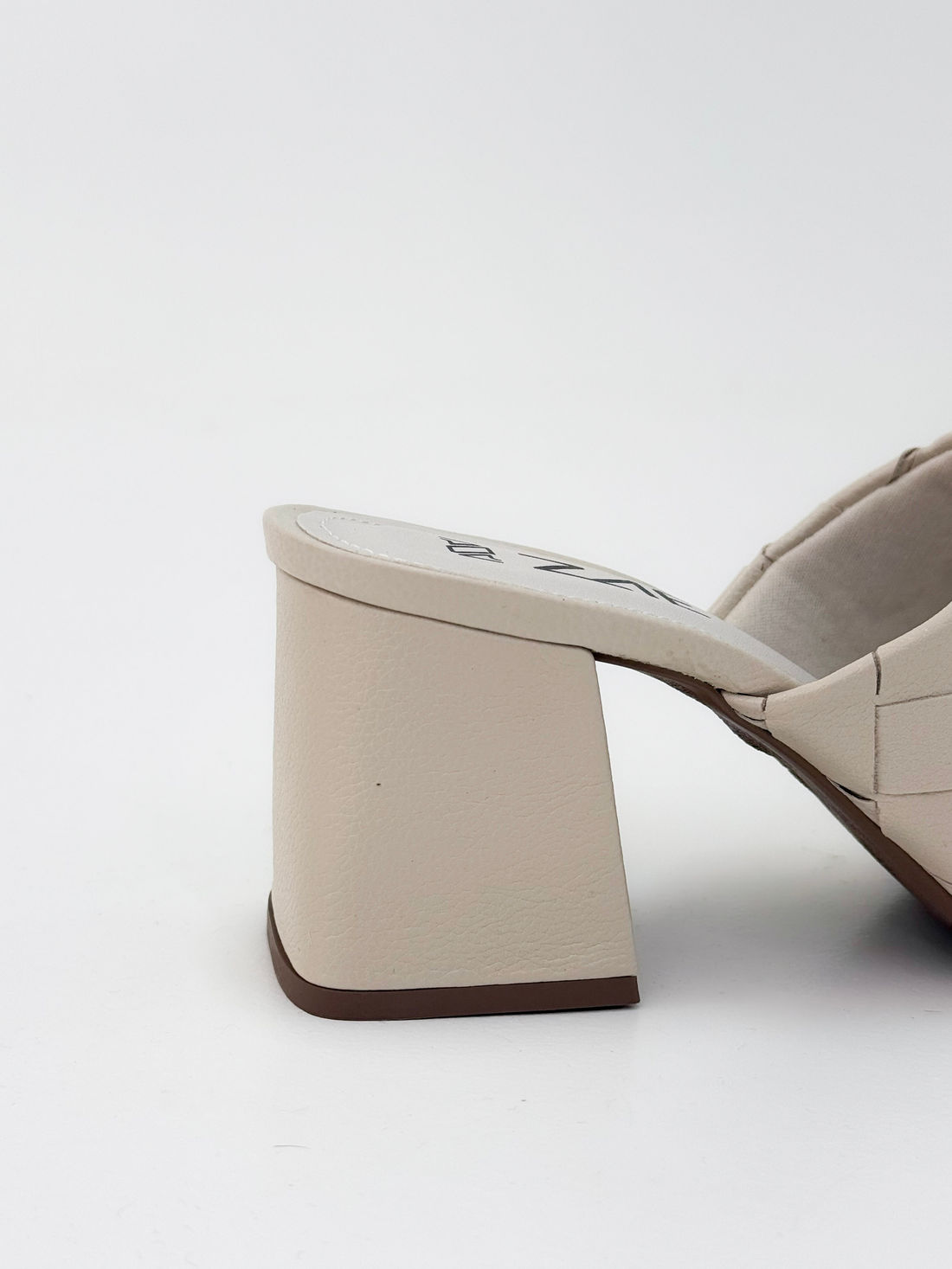 Rô - Tamanco com Tira Trançada Quadriculado Off White Rô - Tamanco com Tira Trançada Quadriculado Off White