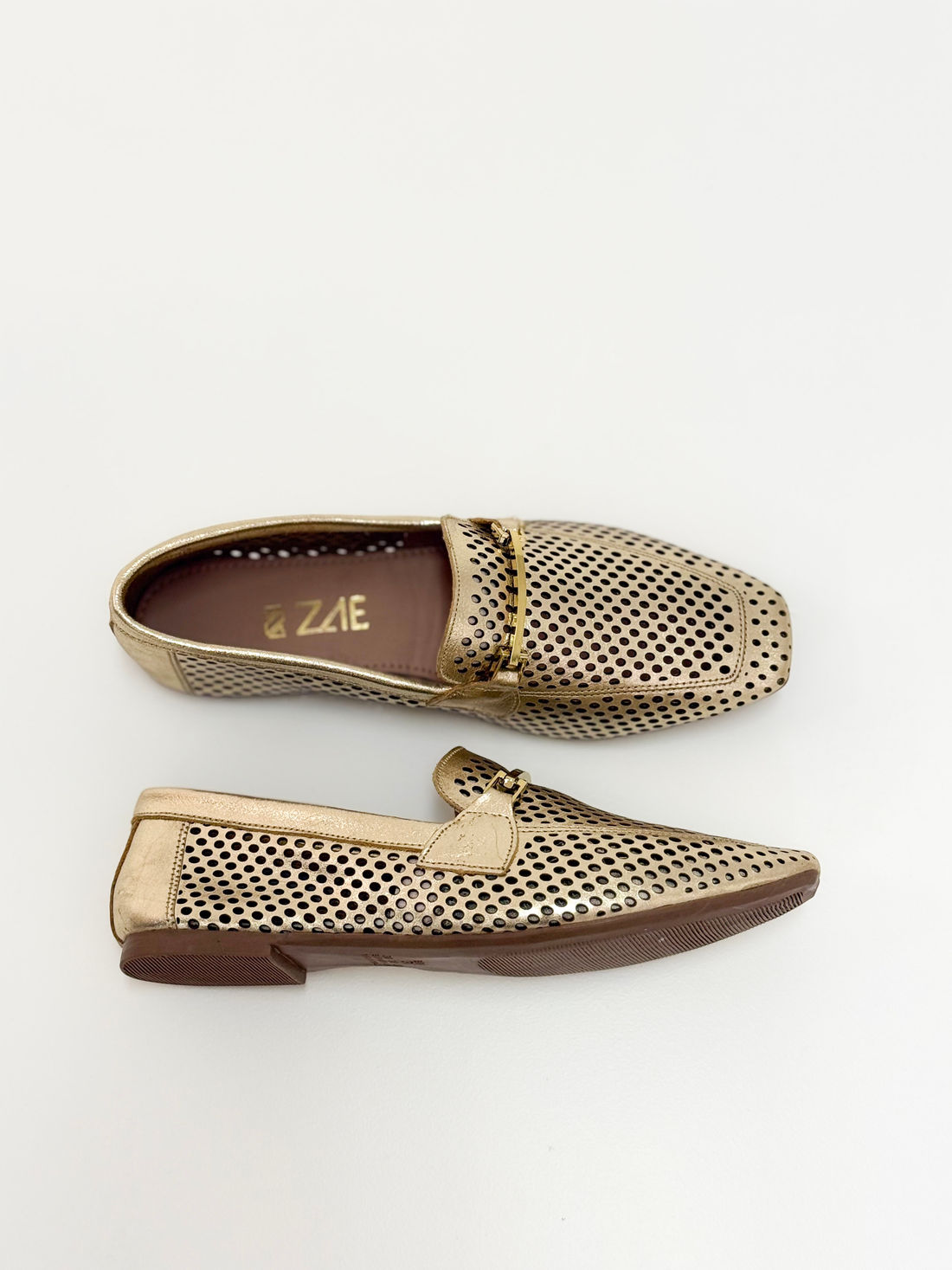 Diani - Mocassim em Couro Ouro Textura Vazada e Fivela Metálica Dourada Diani - Mocassim em Couro Ouro Textura Vazada e Fivela Metálica Dourada