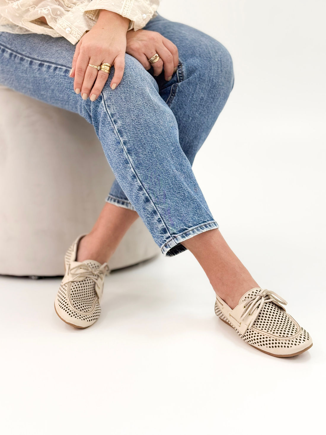 Rose - Mocassim em Couro Off White com Textura Vazada e Cadarço Rose - Mocassim em Couro Off White com Textura Vazada e Cadarço
