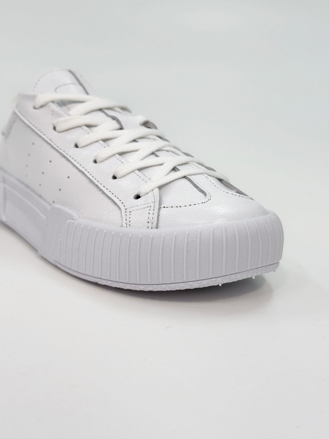 Malibu - Tênis em Couro Branco com Solado Robusto Texturizado Malibu - Tênis em Couro Branco com Solado Robusto Texturizado