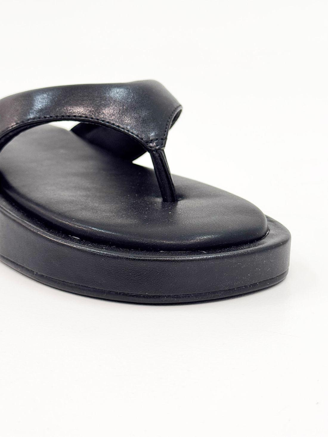 Franci – Tamanco Plataforma Preto com Tira Larga Franci – Tamanco Plataforma Preto com Tira Larga