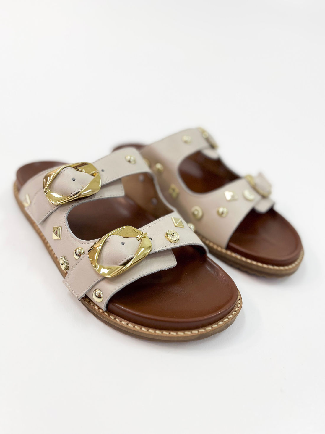 Emanuele - Rasteira Flat em Couro Off White com Tiras Largas e Fivelas Douradas Emanuele - Rasteira Flat em Couro Off White com Tiras Largas e Fivelas Douradas