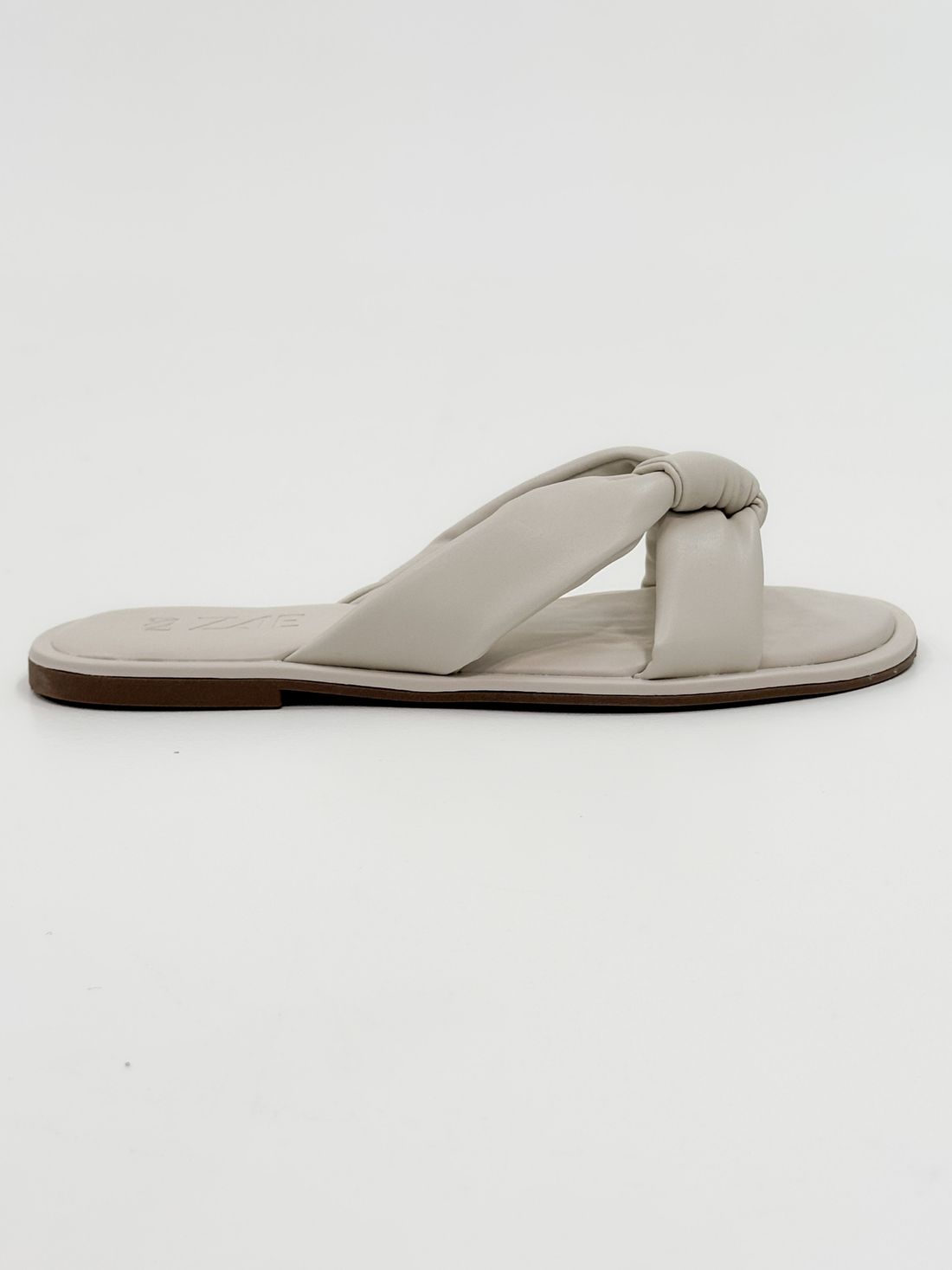 Sofi –Chinelo Rasteira Off White com Tiras Acolchoadas Sofi –Chinelo Rasteira Off White com Tiras Acolchoadas
