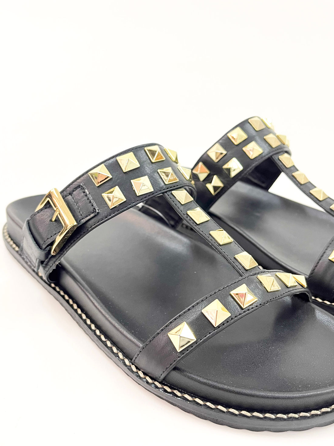 Roberta - Flat em Couro Preto com Spikes Dourados e Fivela Ajustável Roberta - Flat em Couro Preto com Spikes Dourados e Fivela Ajustável