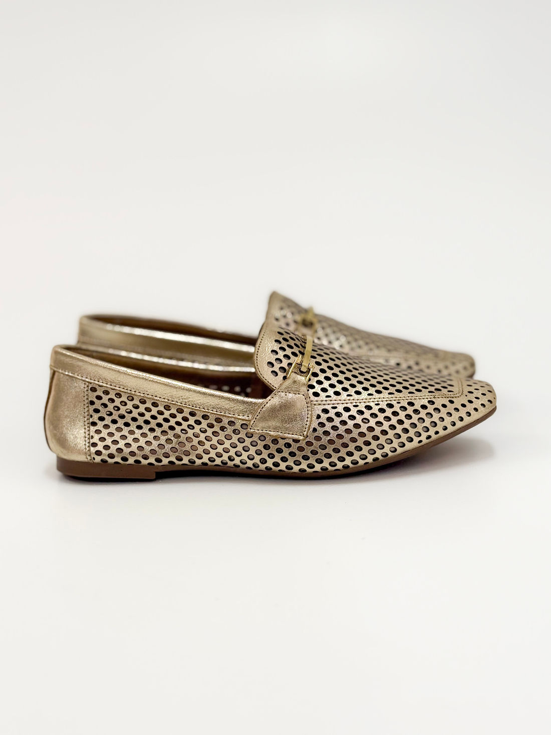 Diani - Mocassim em Couro Ouro Textura Vazada e Fivela Metálica Dourada Diani - Mocassim em Couro Ouro Textura Vazada e Fivela Metálica Dourada