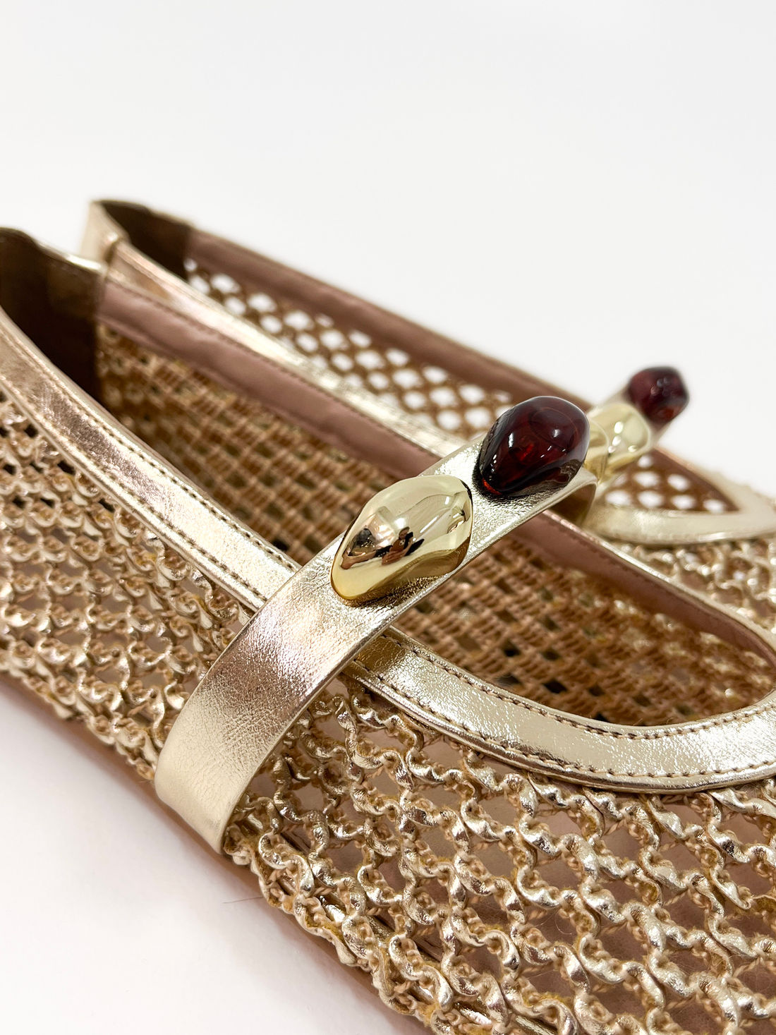 Tau - Sapatilha em Tela Metalizada Ouro com Detalhe Dourado e Pedras Tau - Sapatilha em Tela Metalizada Ouro com Detalhe Dourado e Pedras