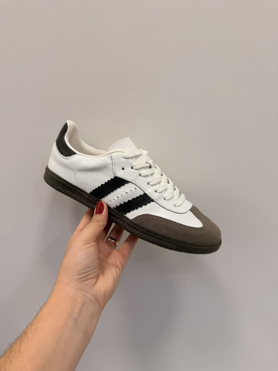 Campana - Tênis Feminino em Couro Branco com Listras Laterais Campana - Tênis Feminino em Couro Branco com Listras Laterais