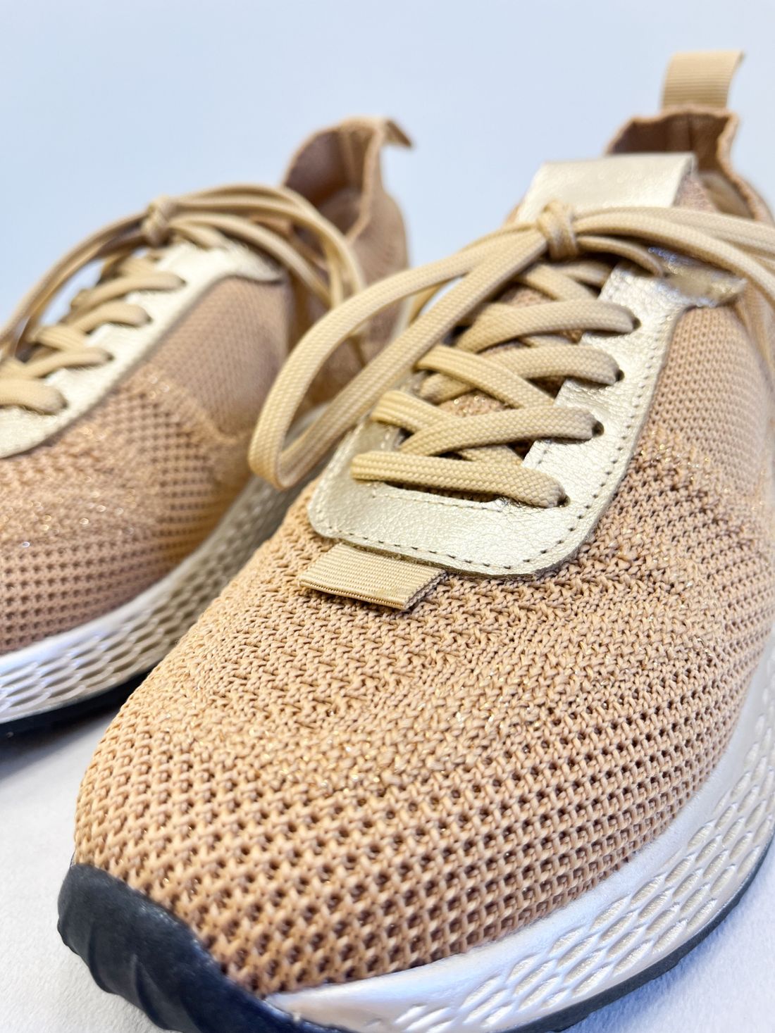Ayla - Tênis Feminino Casual Knit Dourado Ultraleve Ayla - Tênis Feminino Casual Knit Dourado Ultraleve