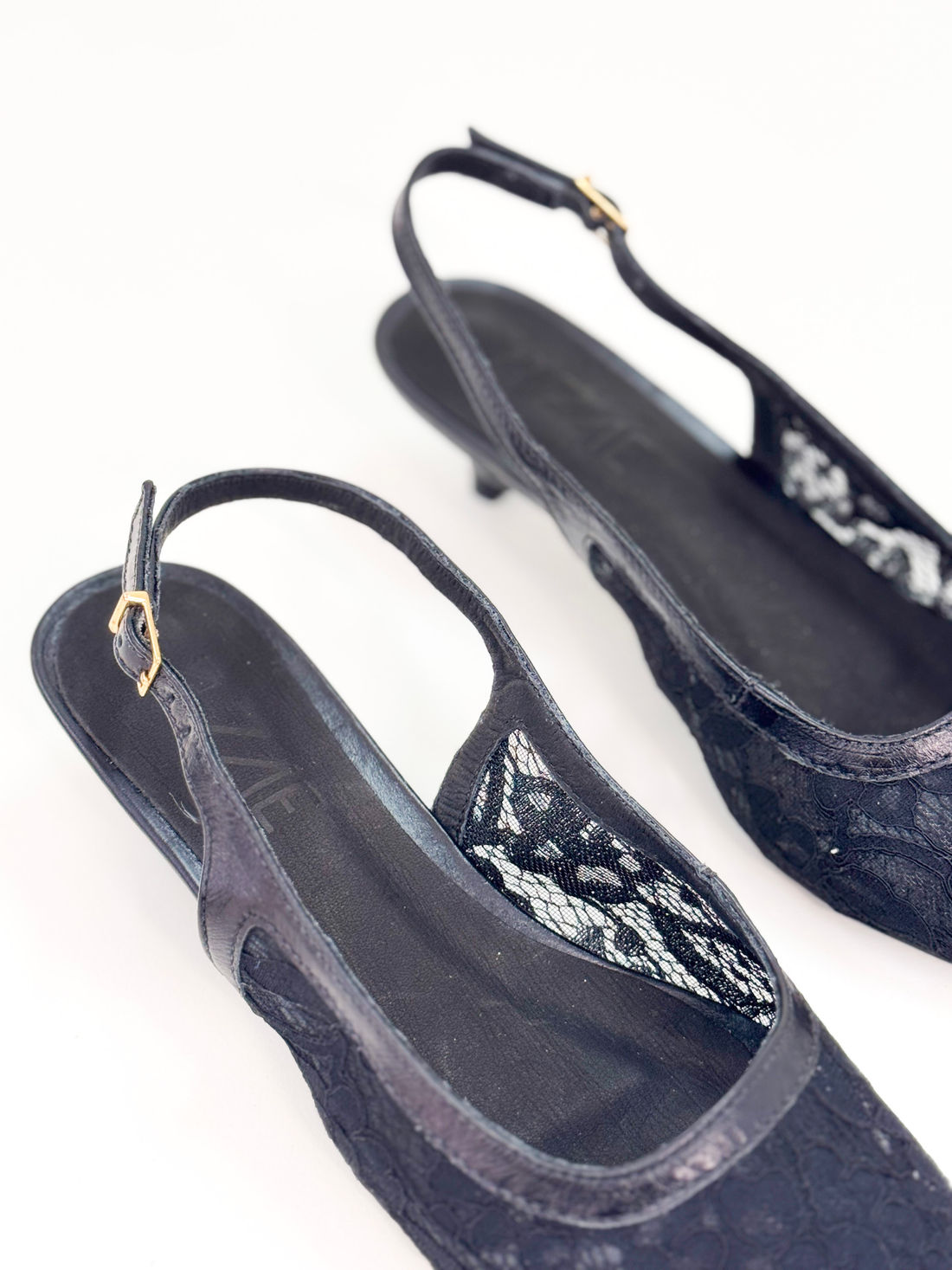 Vania- Scarpin Slingback em Renda Preta com Salto Fino Vania- Scarpin Slingback em Renda Preta com Salto Fino