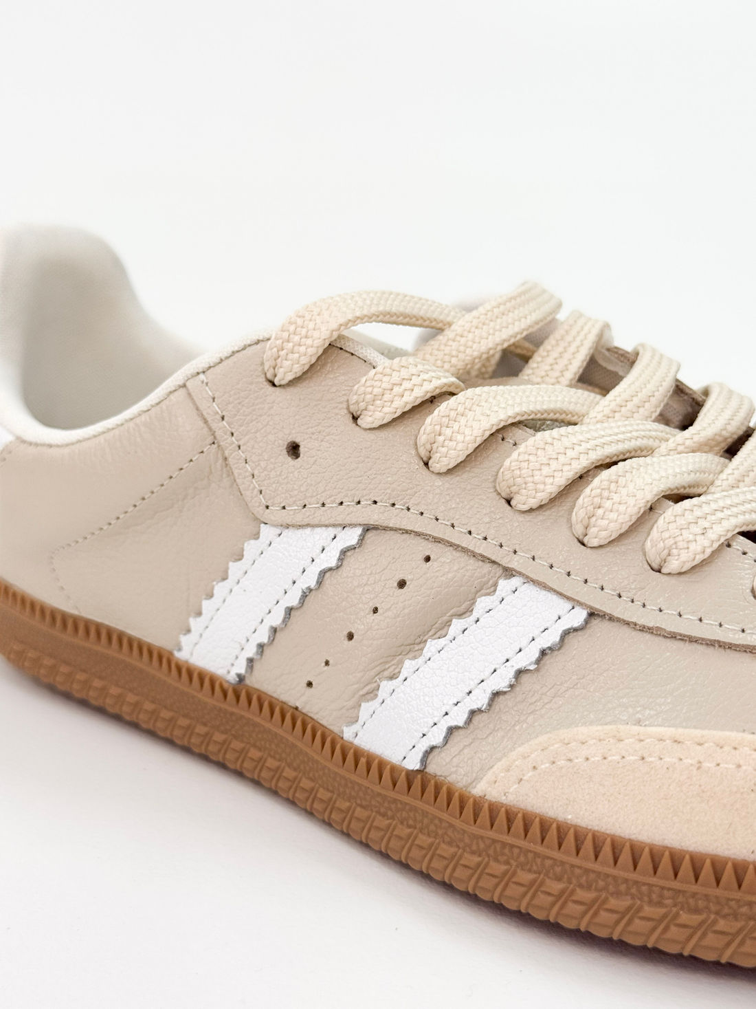 Campana - Tênis em Camurça Off White com Listras Laterais Brancas Campana - Tênis em Camurça Off White com Listras Laterais Brancas