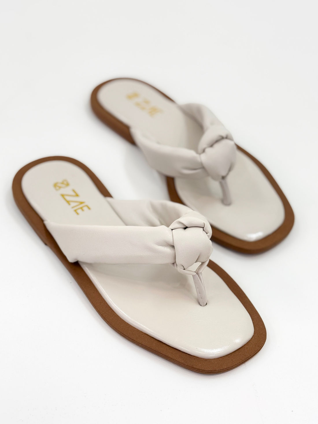 Lourdes — Chinelo Rasteira Off White com Tira Trançada Lourdes — Chinelo Rasteira Off White com Tira Trançada