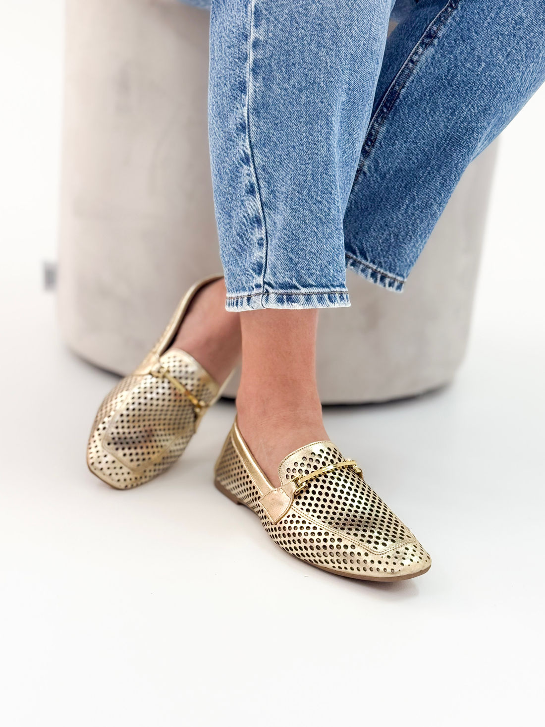 Diani - Mocassim em Couro Ouro Textura Vazada e Fivela Metálica Dourada Diani - Mocassim em Couro Ouro Textura Vazada e Fivela Metálica Dourada