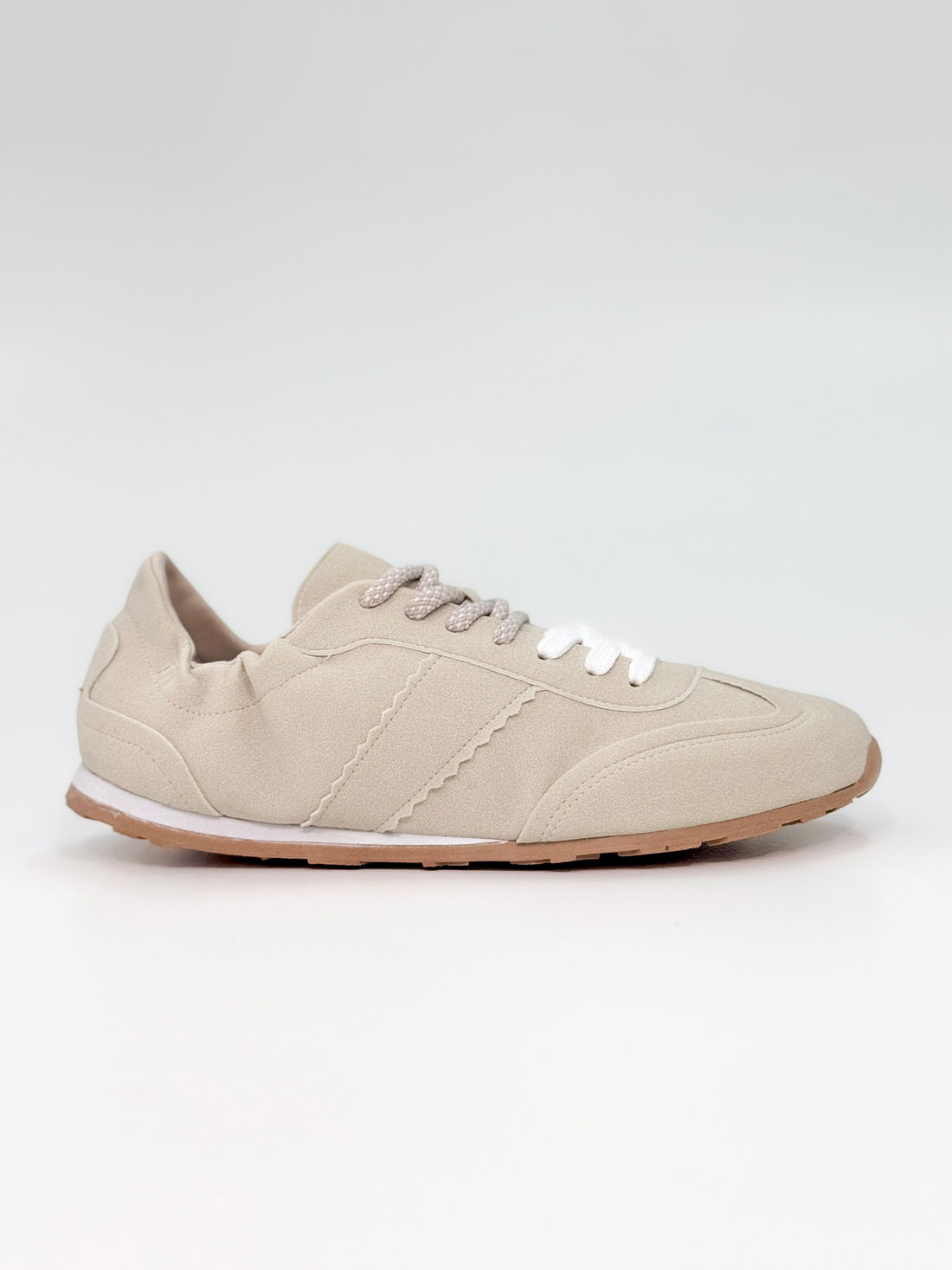 Capri - Tênis em Suede Off White com Recortes e Solado em Borracha Capri - Tênis em Suede Off White com Recortes e Solado em Borracha