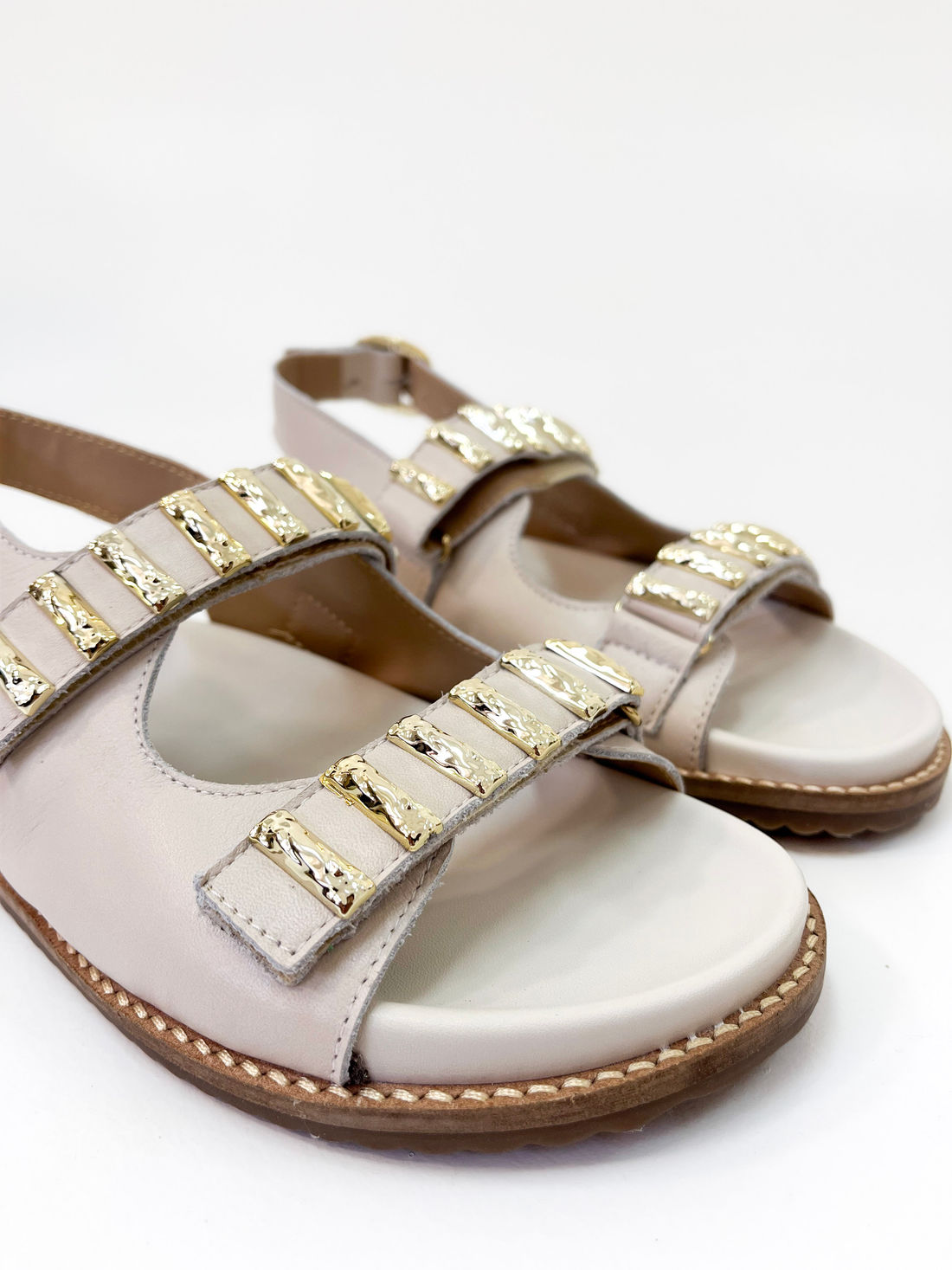 Zaza - Sandália Rasteira em Couro Off White com Tiras Douradas e Fivela Ajustável Zaza - Sandália Rasteira em Couro Off White com Tiras Douradas e Fivela Ajustável