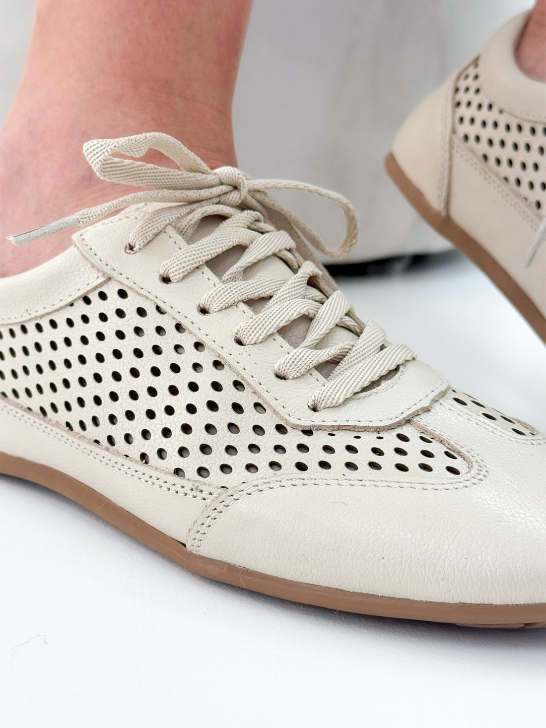 Zê - Tênis Feminino em Couro Off White com Textura Vazada Zê - Tênis Feminino em Couro Off White com Textura Vazada