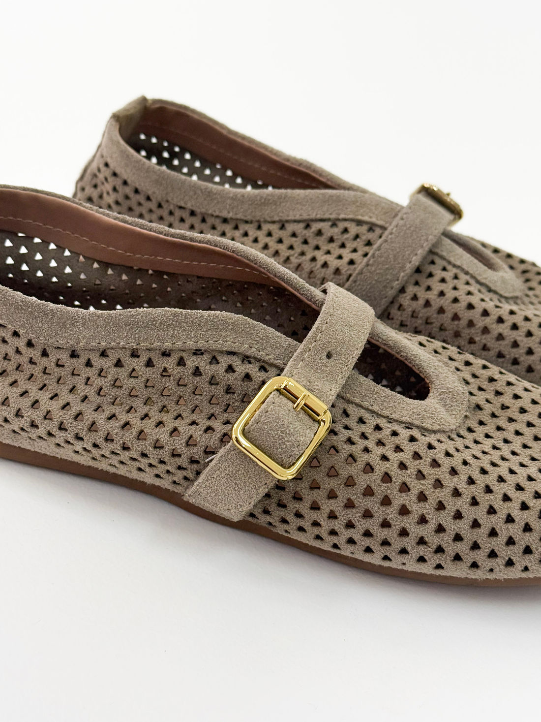 Cora - Sapatilha Mary Jane em Couro Camurça Vazada cor Areia Cora - Sapatilha Mary Jane em Couro Camurça Vazada cor Areia