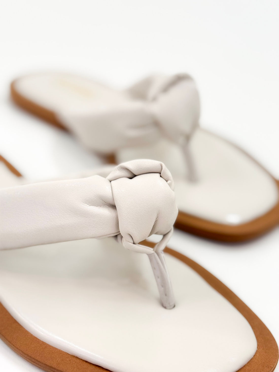 Lourdes — Chinelo Rasteira Off White com Tira Trançada Lourdes — Chinelo Rasteira Off White com Tira Trançada