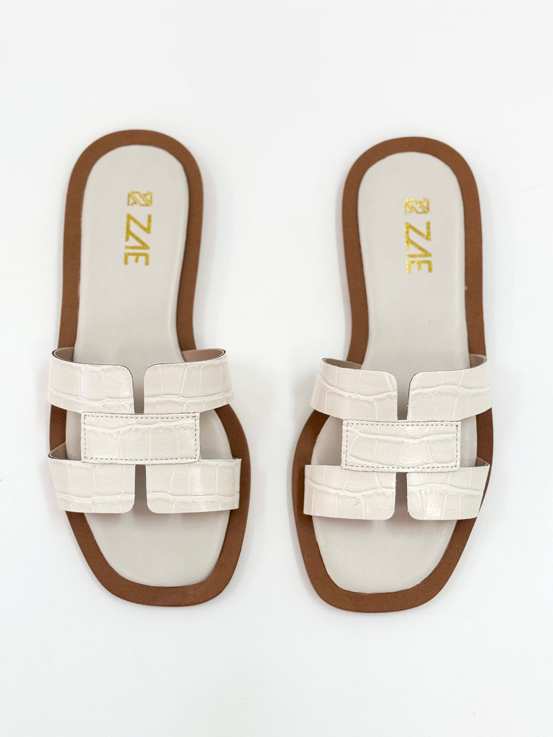 Camila — Chinelo Rasteira Panacota com Tiras Texturizadas Camila — Chinelo Rasteira Panacota com Tiras Texturizadas