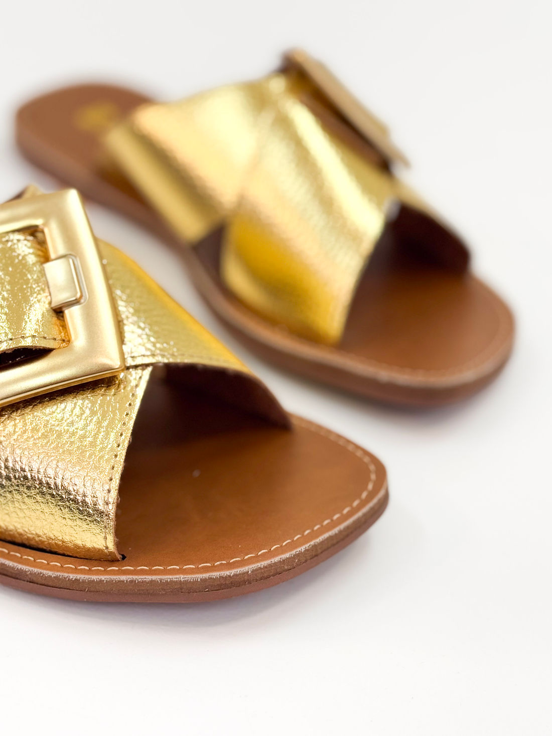 Joanice — Chinelo Rasteira Ouro com Fivela Dourada Joanice — Chinelo Rasteira Ouro com Fivela Dourada