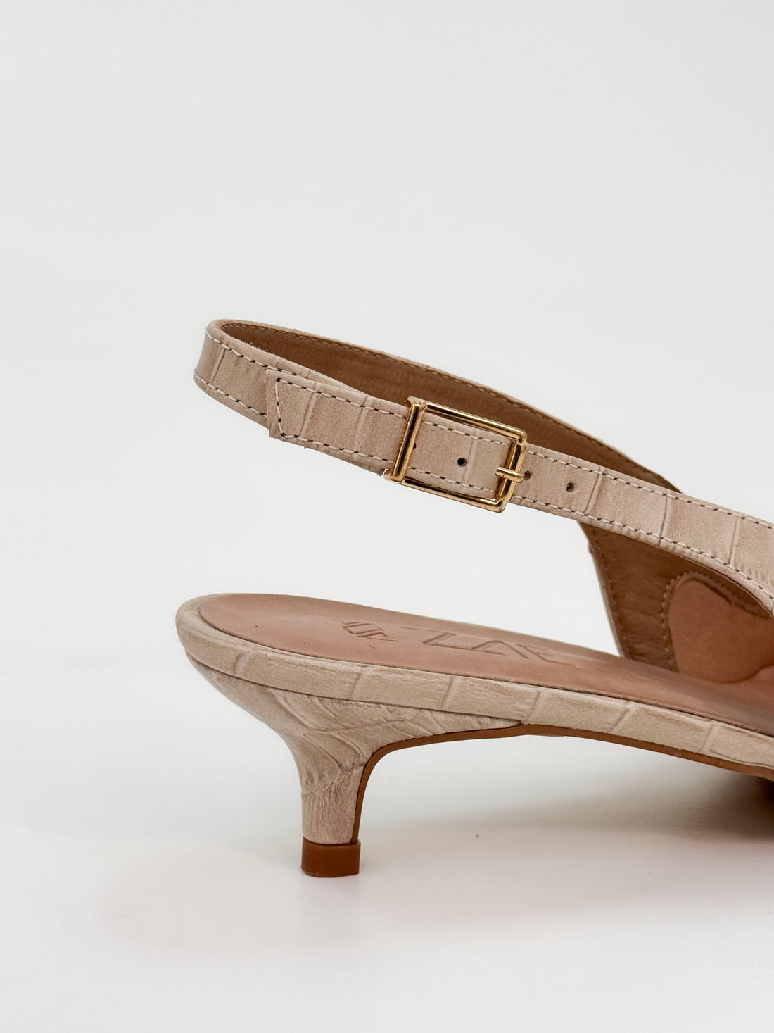 Marina- Scarpin Slingback Croco Nude com Salto Fino Marina- Scarpin Slingback Croco Nude com Salto Fino