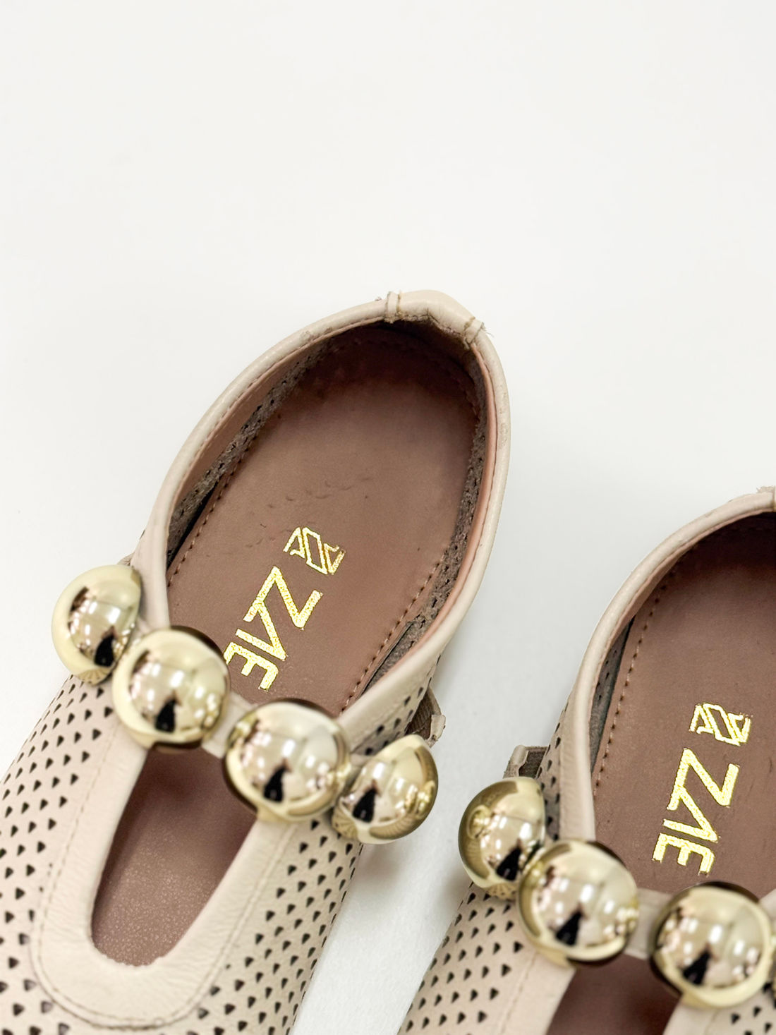 Duna - Sapatilha em Couro Off White com Detalhes Metálicos Dourados Duna - Sapatilha em Couro Off White com Detalhes Metálicos Dourados