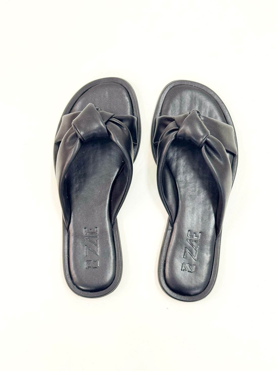 Sofi – Chinelo Rasteira Preta com Tiras Acolchoadas Sofi – Chinelo Rasteira Preta com Tiras Acolchoadas