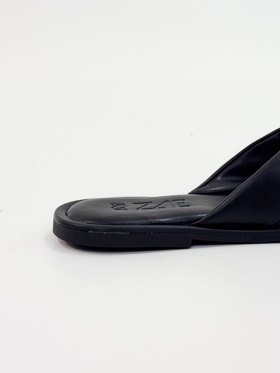 Sofi – Chinelo Rasteira Preta com Tiras Acolchoadas Sofi – Chinelo Rasteira Preta com Tiras Acolchoadas