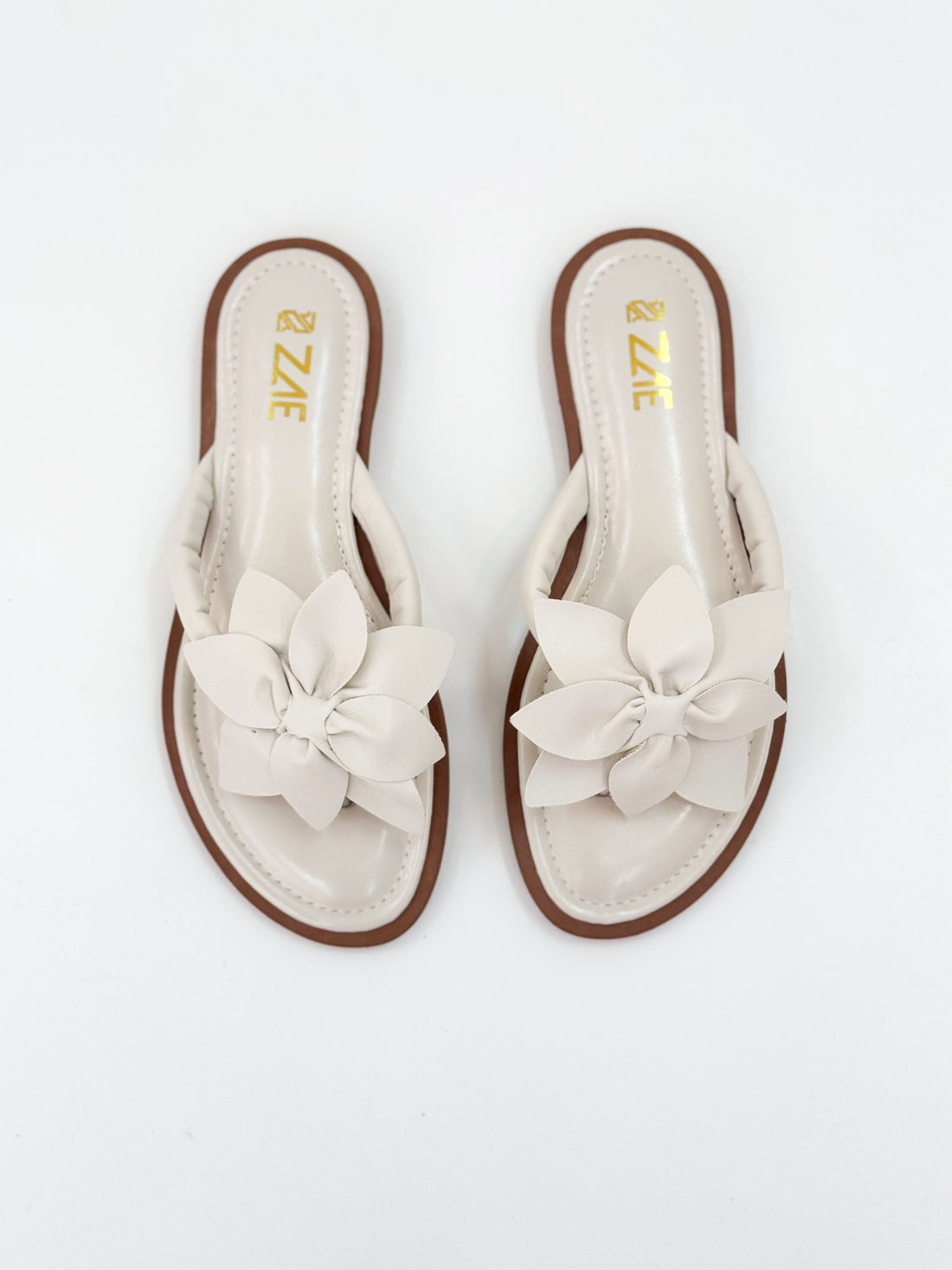 Dani — Chinelo Rasteira Off White com Flor Dani — Chinelo Rasteira Off White com Flor