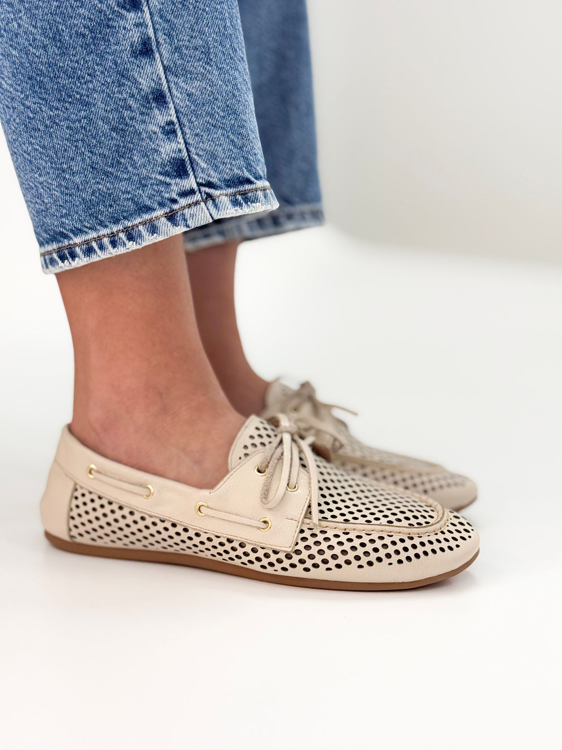 Rose - Mocassim em Couro Off White com Textura Vazada e Cadarço Rose - Mocassim em Couro Off White com Textura Vazada e Cadarço