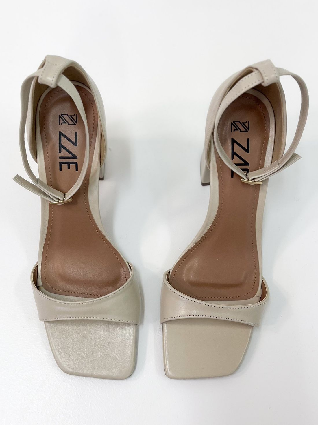 Carolina - Sandália Salto Bloco Off White com Tira Ajustável no Tornozelo Carolina - Sandália Salto Bloco Off White com Tira Ajustável no Tornozelo