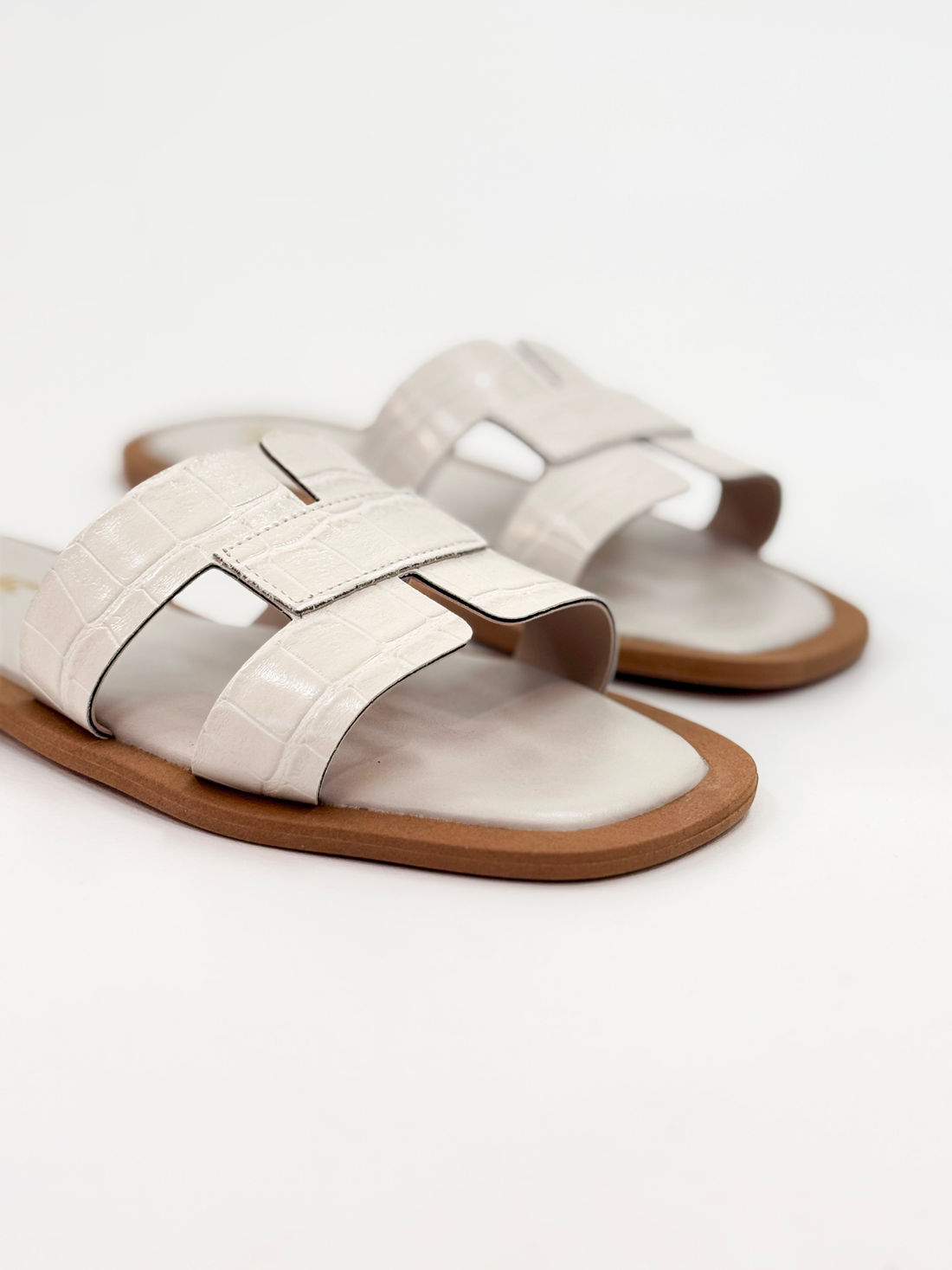 Camila — Chinelo Rasteira Panacota com Tiras Texturizadas Camila — Chinelo Rasteira Panacota com Tiras Texturizadas