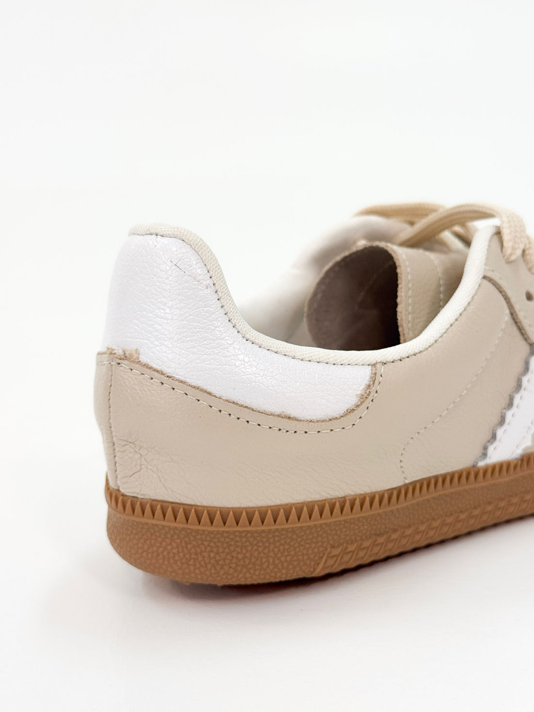 Campana - Tênis em Camurça Off White com Listras Laterais Brancas Campana - Tênis em Camurça Off White com Listras Laterais Brancas