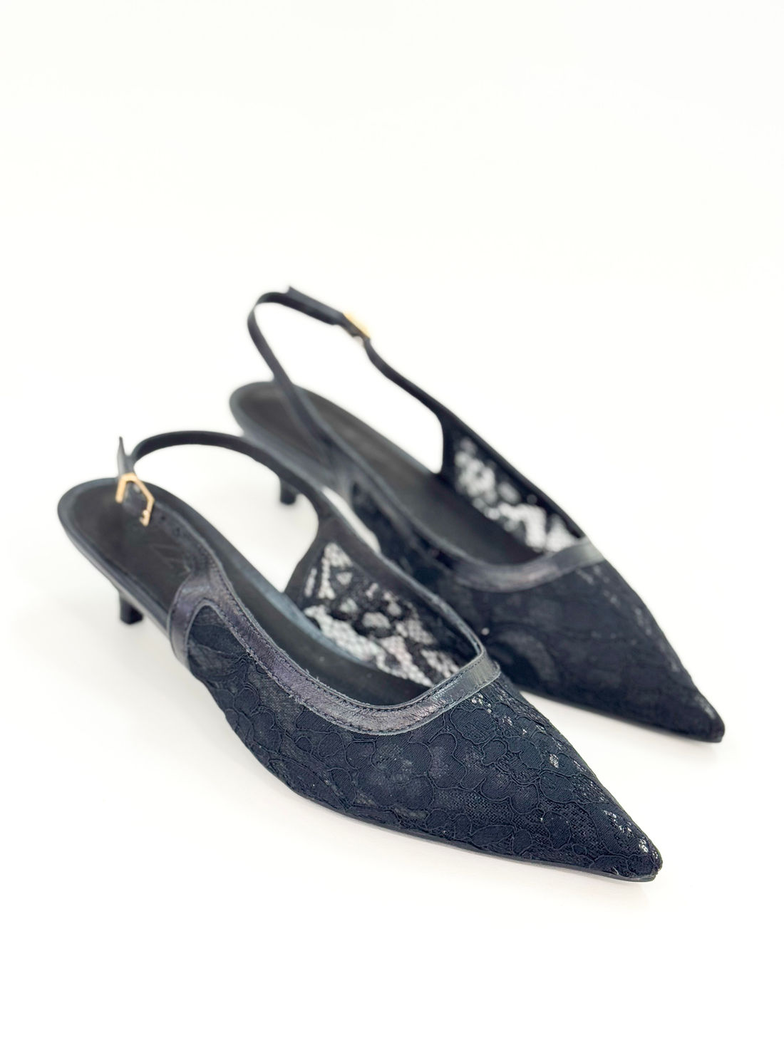 Vania- Scarpin Slingback em Renda Preta com Salto Fino Vania- Scarpin Slingback em Renda Preta com Salto Fino